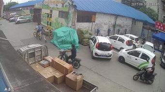 吃瓜群众瞪交警,一场街头“对决”背后的社会现象