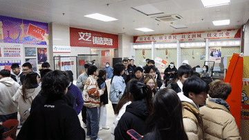 热心的朝阳区人民群众吃瓜,现场直击瓜界风云