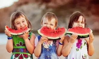 群众吃瓜人像摄影,群众吃瓜人像摄影瞬间