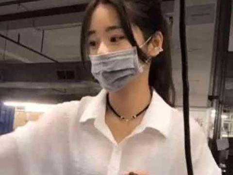 吃瓜群众戴口罩调皮,调皮演绎防疫新风尚