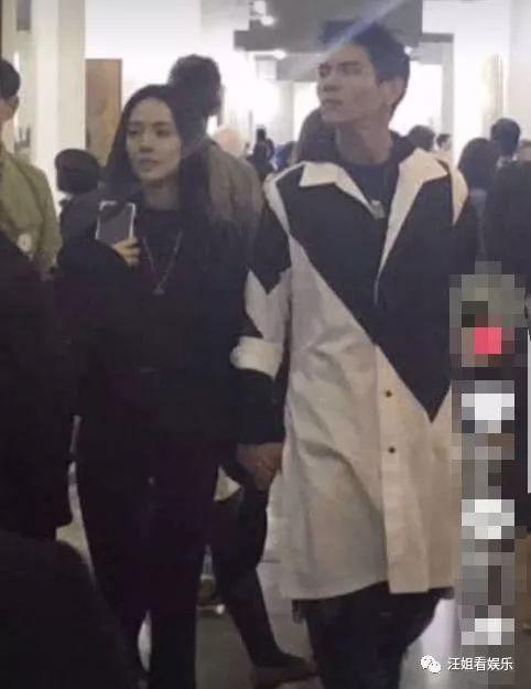 拿着手机拍摄的吃瓜群众,记录生活百态